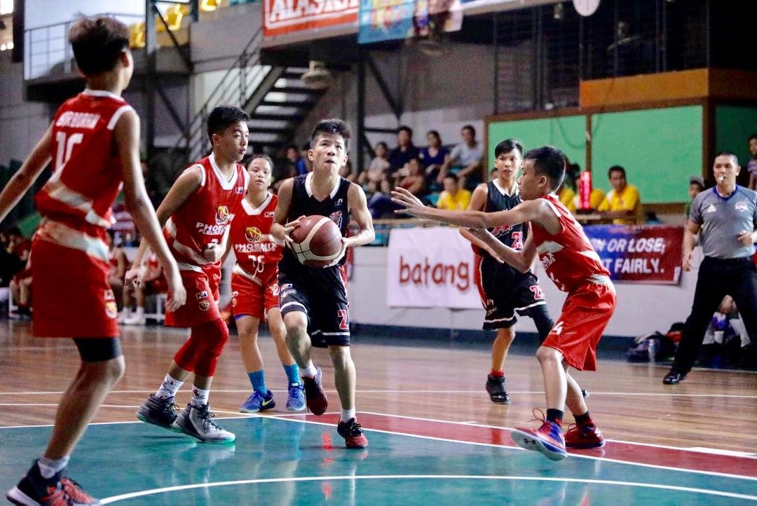 Players on the JCSGO SEED DOME indoor basketball court